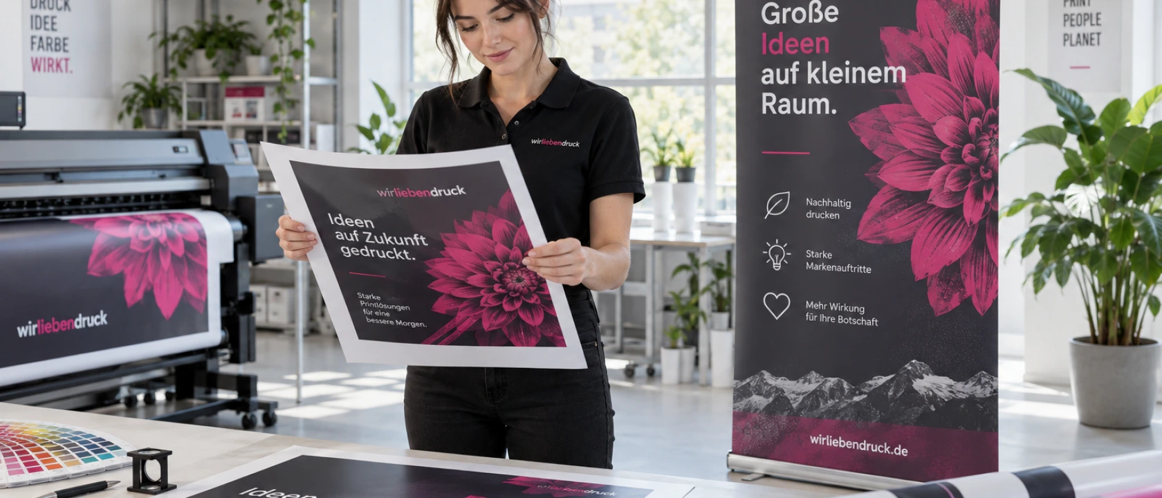 Druckexperte prüft Farbproof neben einem bedruckten Roll-Up-Messestand in neutralem Tageslicht