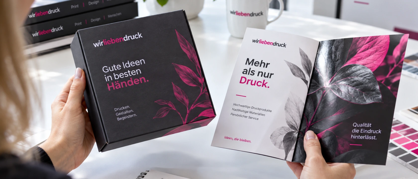 Editorialfotografie: Close-up einer bedruckten Verpackung und Broschüre, die Farbkontraste und Veredelungen (matt und partiell glänzend) zeigt, Beschriftung 'WirliebenDruck' sichtbar
