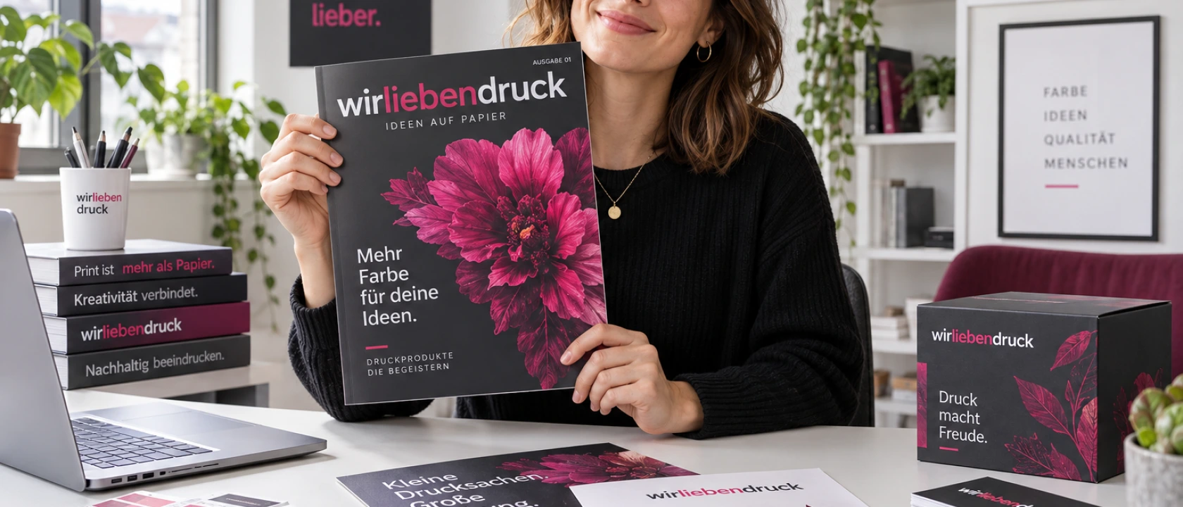 Editorialfotografie: Designerin prüft ein gedrucktes Magazin-Cover mit starken Farben und Kontrasten, Bedruckung zeigt 'WirliebenDruck' Typografie auf Anthrazit-Weiß-Magenta Hintergrund